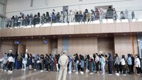 Panitia membagi alur antrean memasuki konser SuJu di Super Junior World Tour - Super Show 8: Infinite Time (Hanif/detikcom)