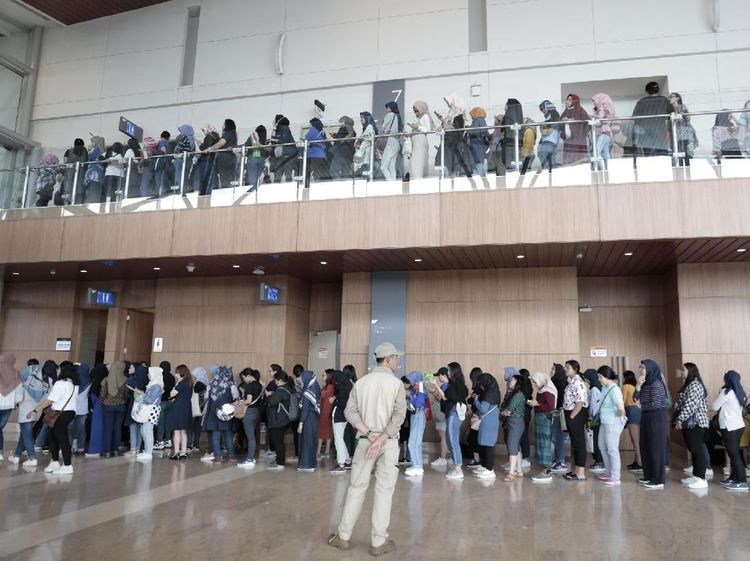 Antrean Panjang Fans Tak Sabar Nonton SuJu