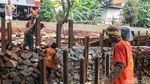 Cegah Longsor, Pinggir Rel Bintaro Dibronjong