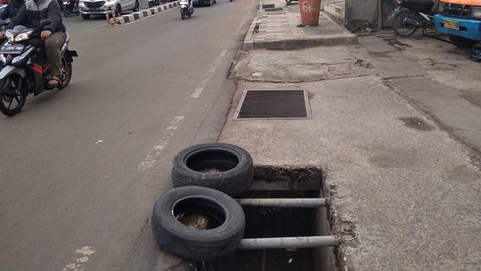 Besi Penutup Dicuri Komplotan, Gorong-gorong di Depok Kini Ditutup Ban