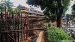 Cegah Longsor, Pinggir Rel Bintaro Dibronjong