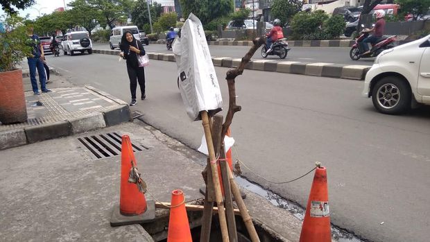 Penutup Gorong-gorong di Depan Indomaret Margonda Ini Juga Dicuri