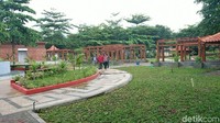Sejumlah ornamen dari kayu serta aneka bunga dan rerumputan menambah kesan asri di taman itu. Pembangunan fasilitas baru ini menelan anggaran Rp 15 miliar yang bersumber dari pemerintah pusat. (Adhar Muttaqin/detikcom)