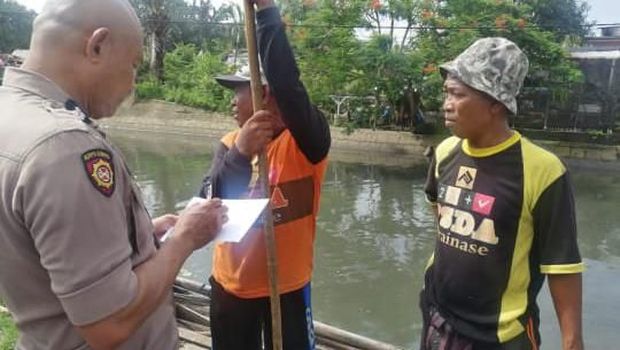 Petugas dinas kebersihan di Makassar, Sulawesi Selatan, Rasyid dan Matto, geger usai menemukan jasad bayi. 
