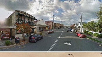 Rumah-rumah dan pertokoan pun tak luput dilalap si jago merah. Foto: Bored Panda