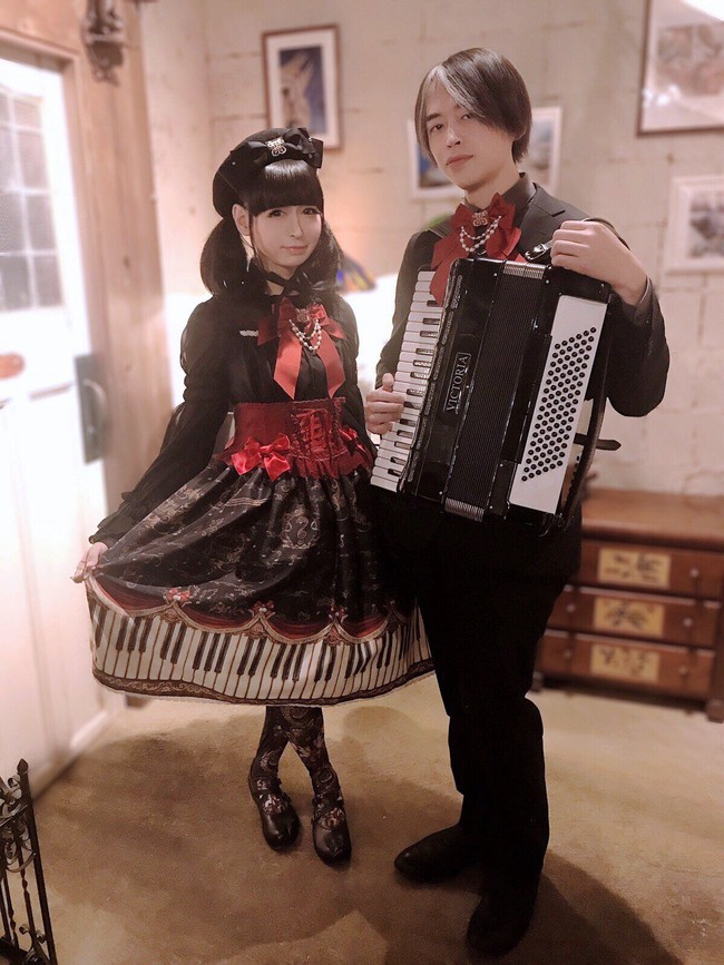 Takuma memiliki tinggi 160 cm dan berat hanya 47 kg. Berkat penampilannya tersebut, Takuma menjadi viral karena kesuksesannya menjadi seorang cosplayer wanita muda anak sekolahan Jepang. Dirinya banyak diundang ke acara-acara televisi di Jepang dan dinobatkan sebagai juara kontes cross-dressing Viking di Fuji TV. Foto: Twitter/@tani_takuma