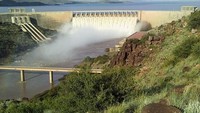 Bendungan Gariep, Afrika Selatan. Bendungan Gariep berkapasitas maksimum 5.340,00 megaliter. Bendungan yang juga dilengkapi dengan fasilitas pembangkit listrik tenaga air ini menghasilkan 899 GWh daya listrik per tahun. Istimewa/Interesting Engineering.