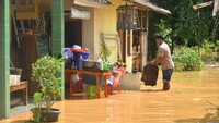 Banjir yang merendam puluhan rumah di kawasan itu disebabkan jebolnya tanggul sungai Piji yang tidak kuat menahan arus akibat intensitas hujan yang tinggi serta banyaknya sampah yang memenuhi sungai. ANTARA FOTO/Yusuf Nugroho.