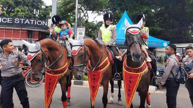 Polisi Berkuda Jadi Objek Selfie Pengunjung Car Free Day Bunderan HI