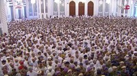 Ribuan orang ikut mensalatkan jenazah Sultan Qaboos. Oman TV via AP.
