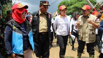 Istri Mensos Kunjungi Korban Banjir