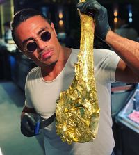 Pria Ini Ogah Bayar Steak Lapis Emas, Chef Salt Bae Panggil Polisi