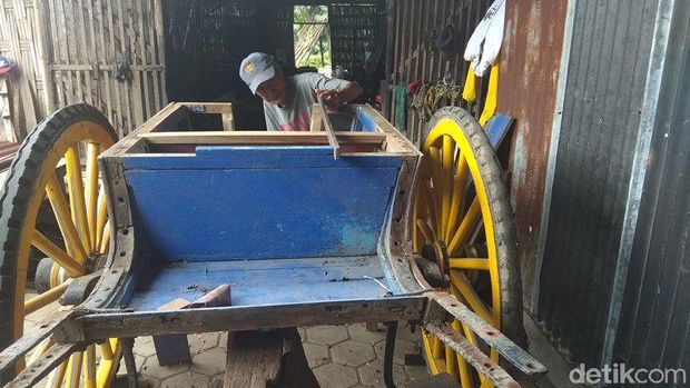Mbah Darmo, Setia Membuka Jasa Bengkel Dokar di Magelang