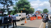 Kondisi lalu lintas tersendat akibat jalan amblas ini.