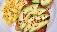 Kalau suka sarapan simple, scramble egg, roti panggang dengan topping alpukat dan taburan cabai kering. Foto : Instagram @hungryhealthy