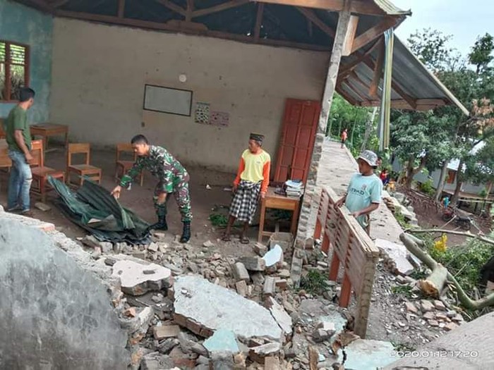 Sejumlah bangunan rusak akibat angin puting beliung di Bantaeng, Sulawesi Selatan / Foto: Dokumentasi BNPB