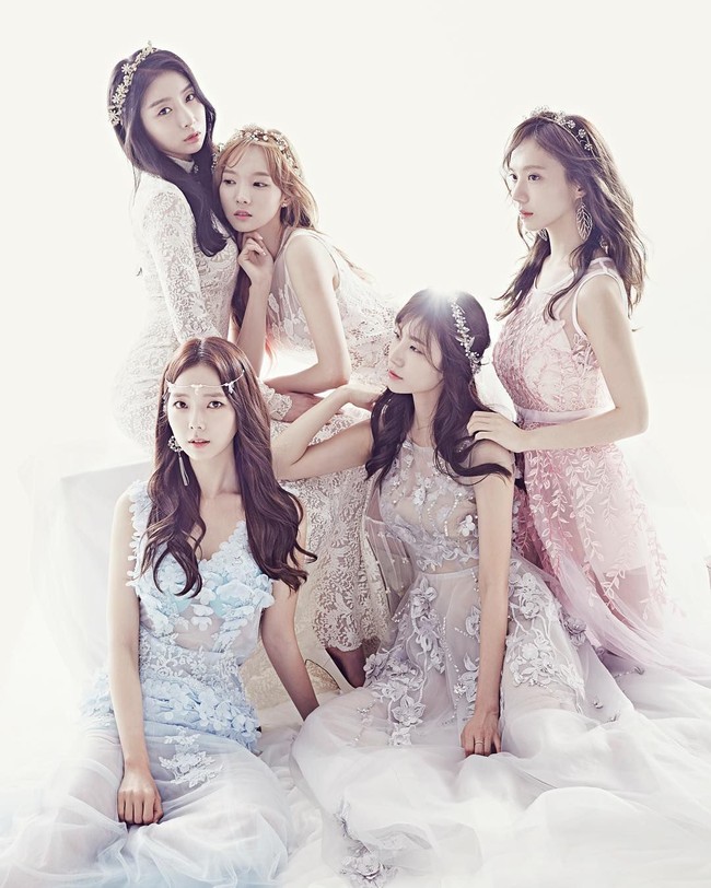 Dalam satu adegan di video klip, seorang member ditampilkan minum susu dan diminta menumpahkannya ke bagian dada yang kemudian ditonjolkan. Hal itu membuatnya sampai trauma. Member yang melakukan adegan itu baru berusia 20 tahun saat itu, jadi dia sangat terkejut bahkan dia tidak bisa minum susu putih hingga hari ini. Dia sangat terluka. Tidak ada yang tahu apa tujuannya (adegan itu), katanya kepada Insight. Foto: Instagram/Gayoung