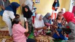 Momen Gubernur Riau Kunjungi Warganya Pengidap Kanker Ganas