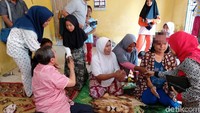 Gubernur Riau ini hadir bersama Sekda Yan Prana Jaya, Kadis Kesehatan Mimi Nazir dan Direktur RSUD Arifin Achmad Pemprov Riau, dr Nuzelly Husnedi. Mereka memastikan kondisi warganya yang mengidap kanker ganas di kepala itu.
