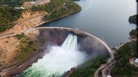 Bendungan Kariba, Zimbabwe. Bendungan Kariba merupakah salah satu bendungan yang terbesar di Benua Afrika. Bendungan Kariba dilengkapi dengan 10 jenis turbin Francis yang mampu menghasilkan daya listrik rata-rata 6.400 GWh per tahun. Bendungan Kariba dirancang sebagai bendungan lengkung dengan beton bengkok ganda yang mampu menahan 180 kilometer kubik air yang menekannya. Istimewa/Interesting Engineering.