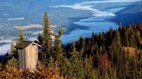 Cougar Peak Lookout di AS ini meskipun bentuknya tidak seperti rumah tetapi disuguhi pemandangan indah Sungai Clark Fork. Istimewa/Earthporm.