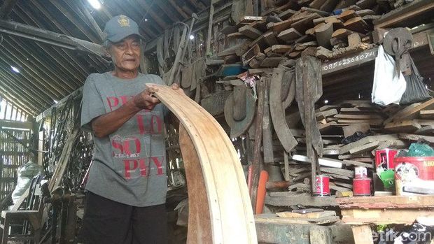 Mbah Darmo, Setia Membuka Jasa Bengkel Dokar di Magelang