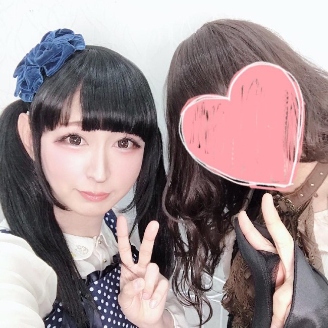 Walaupun kerap berpenampilan sebagai wanita, hingga saat ini Takuma masih menjalankan pekerjaannya sebagai vokalis band dan pengusaha. Takuma diketahui memiliki usaha pakaian wanita bernama AtukoSvet Tokyo, di mana dirinya sendiri yang menjadi modelnya. Foto: Twitter/@tani_takuma