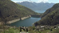 Bendungan Contra, Swiss. Bendungan Contra atau juga yang dikenal sebagai Verzasca Dam adalah bendungan terbesar di Swiss. Letak bendungan ini ada di Sungai Lago Di Vogorno, kota Ticino. Bendungan ini berketinggian 220 meter dengan panjang puncak 380 meter. Bendungan ini terkenal karena pernah menjadi lokasi syuting film James Bond GoldenEye pada tahun 1995. Istimewa/Interesting Engineering.