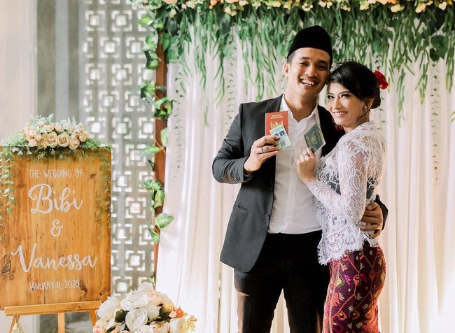 Setelah menikah resmi secara negara, keduanya pun pamer buku nikah mereka. Momen itu diabadikan oleh fotograger Aldo Sinarta. Foto: Instagram/@vanessaangelofficial, @aldosinarta, @victoria_makeupatelier