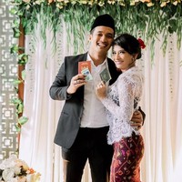 Setelah menikah resmi secara negara, keduanya pun pamer buku nikah mereka. Momen itu diabadikan oleh fotograger Aldo Sinarta. Foto: Instagram/@vanessaangelofficial, @aldosinarta, @victoria_makeupatelier