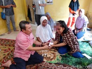 Gubernur Riau Syamsuar Jenguk Sri Rahayu Pengidap Kanker Ganas di Kepala