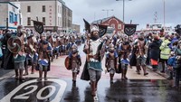 Kemudian di bulan September, orang-orang akan berkumpul dan mendiskusikan tentang tema kostum dan aksi yang akan mereka tampilkan saat malam Up Helly Aa. (iStock)