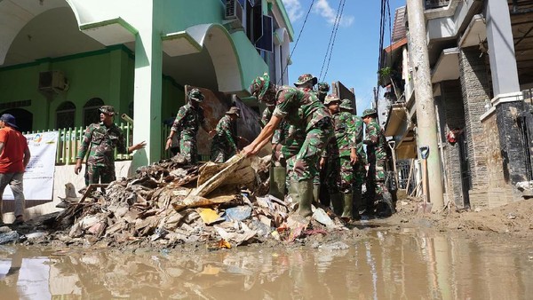 Alumni Universitas Indonesia Bergerak Bantu Korban Banjir
