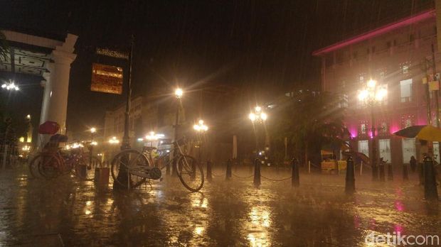 Lampu Syahdu Kota Lama Semarang, Bikin Serasa di Eropa