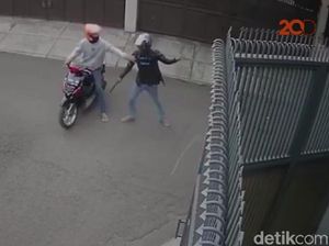 Ciri-ciri Pelaku Pembacokan Brutal di Bandung yang Terekam CCTV