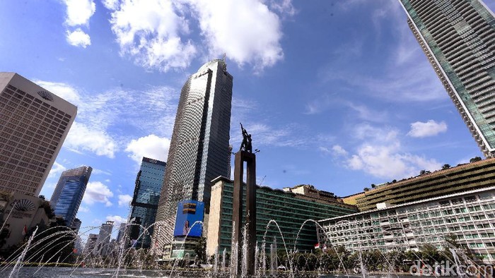 Langit kota Jakarta terlihat cerah di kawasan CFD Bunderan HI, Jakarta, Minggu (12/01/2020). Yuk lihat.