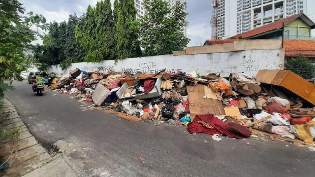 Sampah Perabotan Rumah Tangga Menumpuk di Duri Kosambi Jakbar Pascabanjir