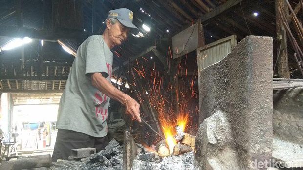 Mbah Darmo, Setia Membuka Jasa Bengkel Dokar di Magelang