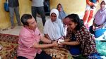 Momen Gubernur Riau Kunjungi Warganya Pengidap Kanker Ganas