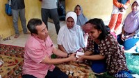 Syamsuar berkunjung ke rumah Sri di Jl Cipta Karya Gang Bahagia Perumahan Pesona, Kelurahan Sialang Munggu, Kecamatan Tampan, Pekanbaru, Minggu (12/1/2020).