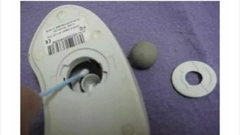 Zaman dulu mouse menggunakan bola yang gampang banget berdebu sehingga harus sering-sering dibersihkan. Foto: SimmerJonny via Bored Panda