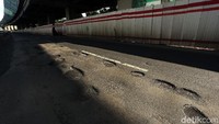 Lubang tampak berjejer di tengah jalan.