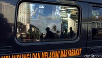 Sebelumnya, beberapa hari ini wilayah Jakarta dan sekitarnya terus diguyur hujan dan diselimuti awan mendung.