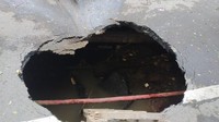 Ini kondisi lubang berkedalaman 2 meter dari dekat. Lubang itu terlihat parah dan bisa mengakibatkan pengemudi kendaraan kecelakaan.