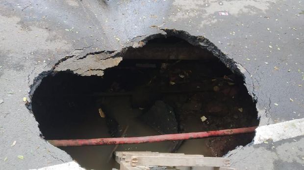 Hati-hati! Jalan Daan Mogot Tangerang Amblas 2 Meter