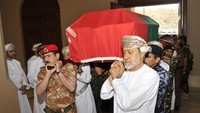 Sultan baru Oman, Haitham bin Tariq Al Said (kanan) turut menggotong jenazah Sultan Qaboos. Oman News Agency via AP.