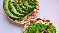 Selain roti tawar, rice crackers juga bisa diberi topping irisan alpukat plus taburan cabai kering. Gurih creamy dengan aksen pedas enak rasanya. Foto : Instagram @toastsforall