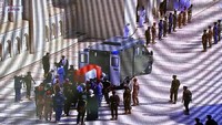 Jenazah Sultan Qaboos dimasukan ke mobil sebelum dibawa ke pemakaman. Oman TV via AP.