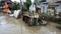 Pada saat banjir yang terjadi beberapa waktu yang lalu, pemukiman di wilayah Jati Rasa, Kota Bekasi ini terendam hampir kurang lebih 5 meter.