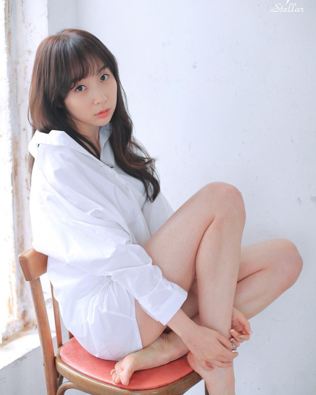 Sebuah grup KPop memang sering kali punya utang pada agensi yang telah melatih dan membiayai mereka selama training. Ketika debut, mereka pun harus membayar biaya itu dengan hasil kerja selama tahun-tahun pertama. Para trainee yang keluar dari agensi sebelum waktunya bisa jadi diminta membayar utang-utang tersebut. Foto: Instagram/Gayoung